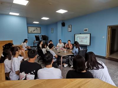 交通學(xué)院陳燕高級(jí)工程師在圖書(shū)館開(kāi)展學(xué)科教授咨詢(xún)服務(wù)