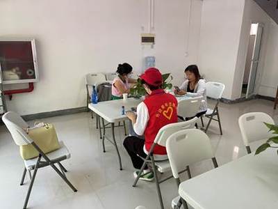 校團(tuán)委組織學(xué)生骨干志愿者開展迎新志愿服務(wù)活動